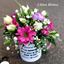 Mynd Florist Choice-Rómantísk skreyting í pokka með blönduðum blómum.
