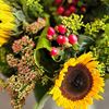 Mynd Gleðilegur vöndur blandaður með sólblómum,sedum, hyperikum ber og fullt af grænu fallegu efni